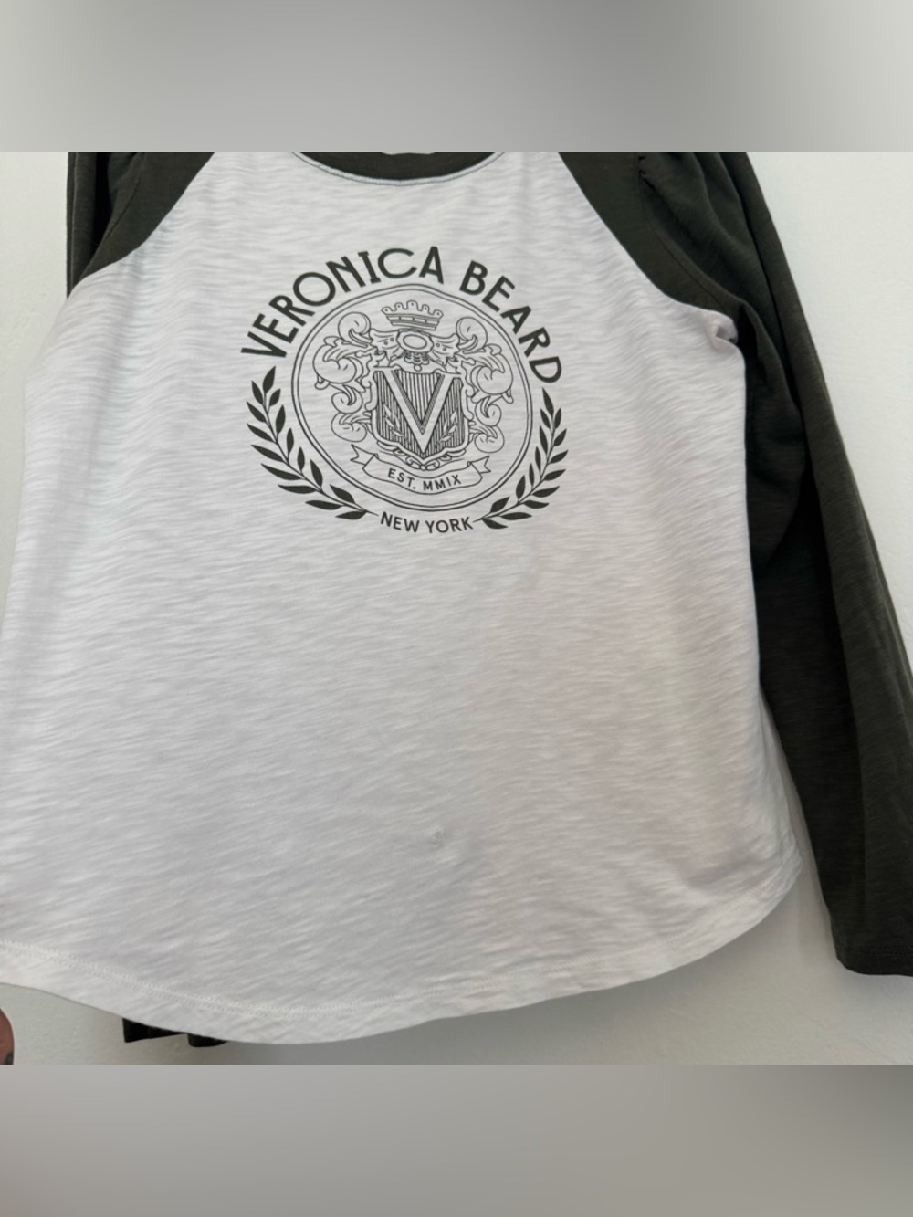 Veronica Beard Mason Logo Raglan Baseball Tee Crest Green White *FLAW* - Picture 6 of 13